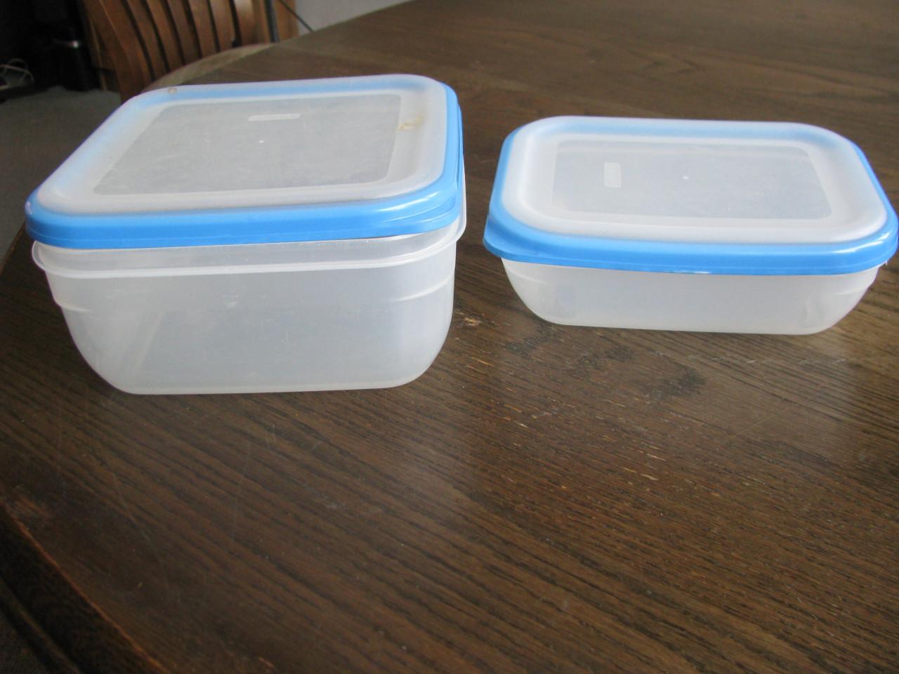 Opbergdozen, ook van Tupperware.