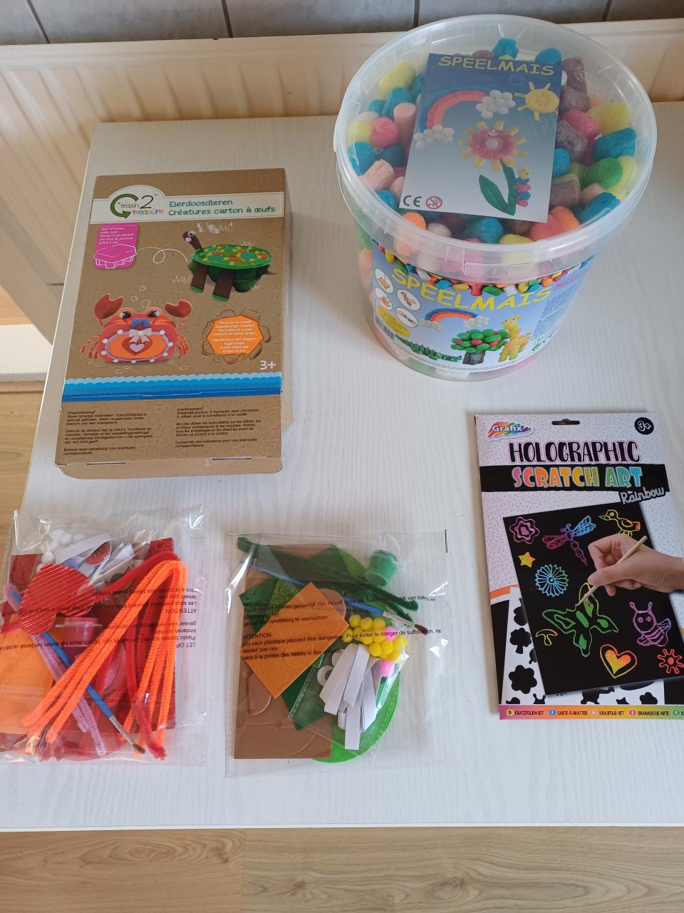 Speelmais - eierdoosdieren - scratch art  alles nog geseald .