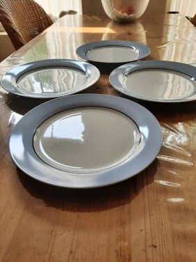 4 SIGN - DINERBORDEN - DIAMETER 26,5 CM - PORSELEIN
