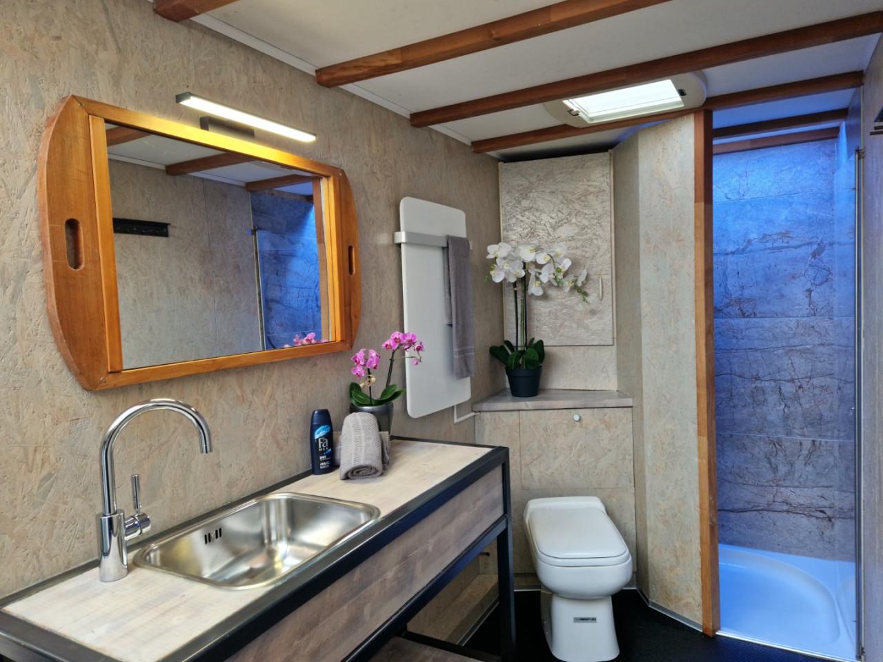 Mobiele douche, incl wc te huur.