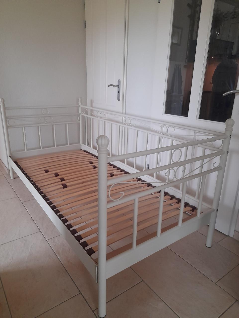 Stevig Metalen 1 persoons bed 90 x 200 (in goede nette staat )