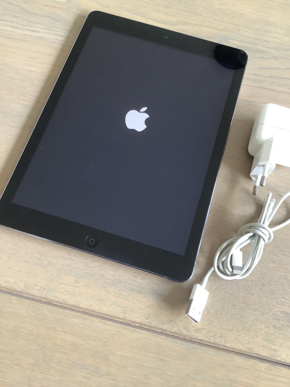 Apple IPad Air type A1474 compleet met lader. 1e generatie 9,7 in h