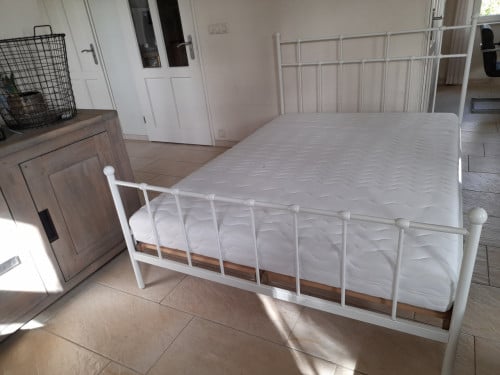 140 x 200 Metalen bed (in goede staat ) eventueel met matras!