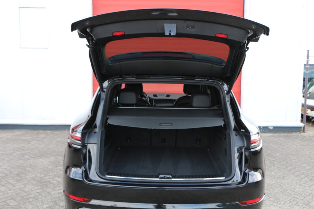 Porsche Cayenne 3.0 340pk trekhaak | all black | 22 inch