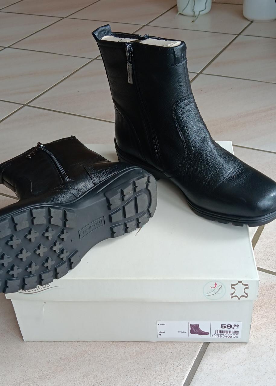 NIEUWE GEVOERDE DAMESLAARS