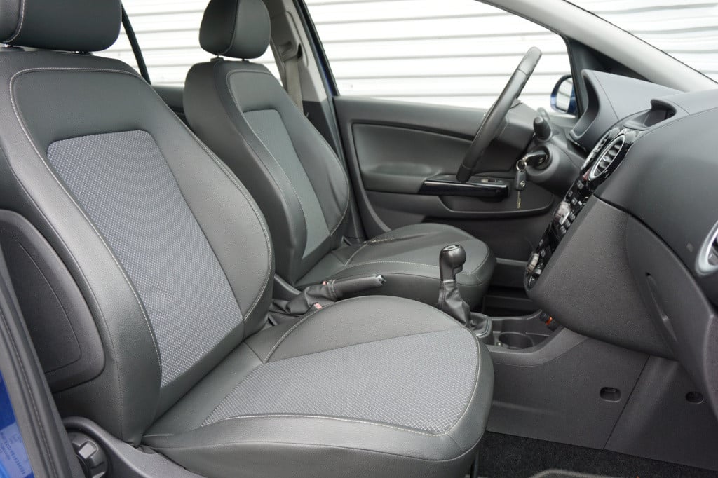 Opel Corsa 1.2-16v cosmo airco / elektr. ramen / trekhaak / nap