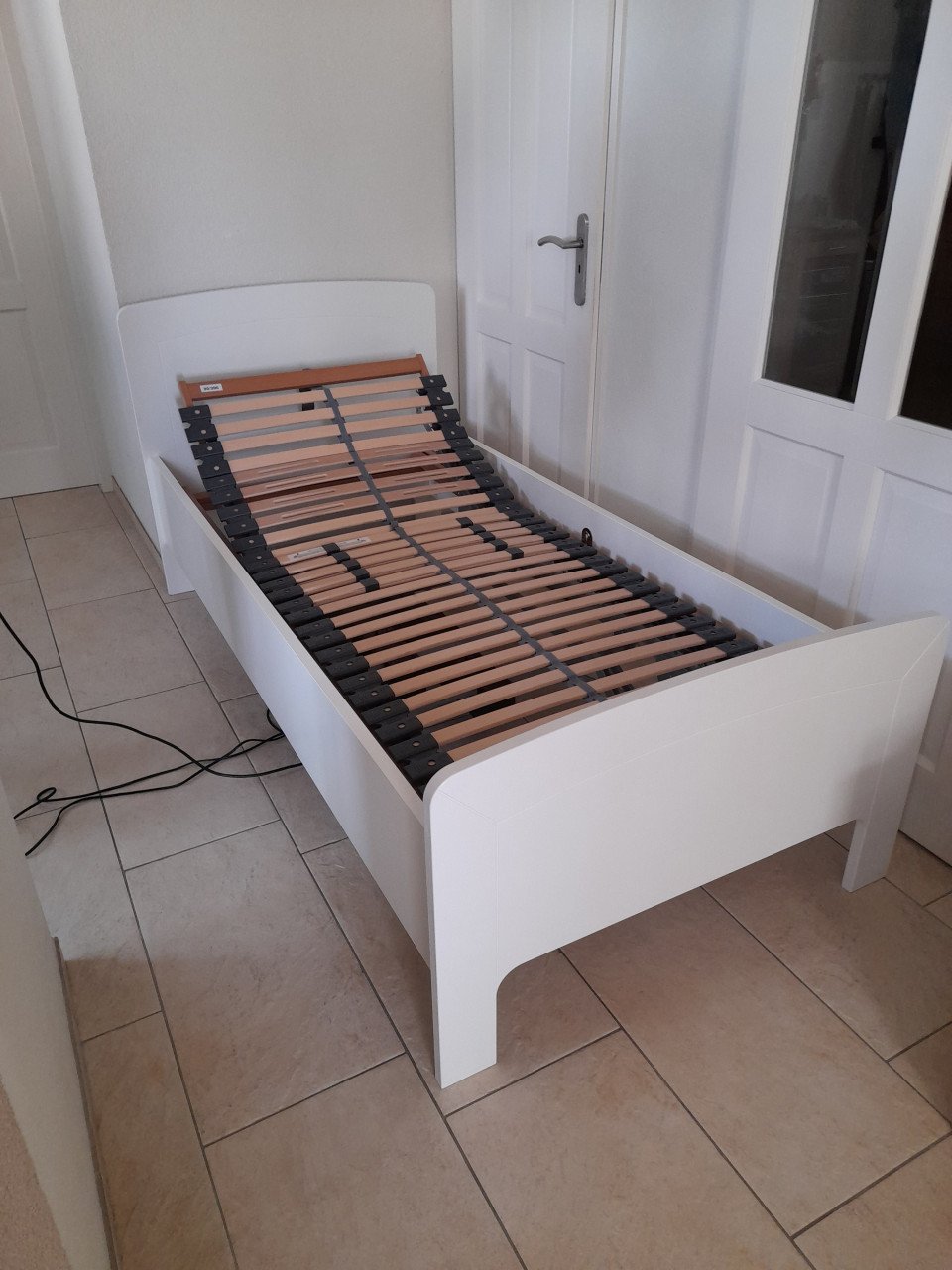 Zeer stevig elektrisch verstelbaar 1P. bed 90 x 200 (in goede nette staat)