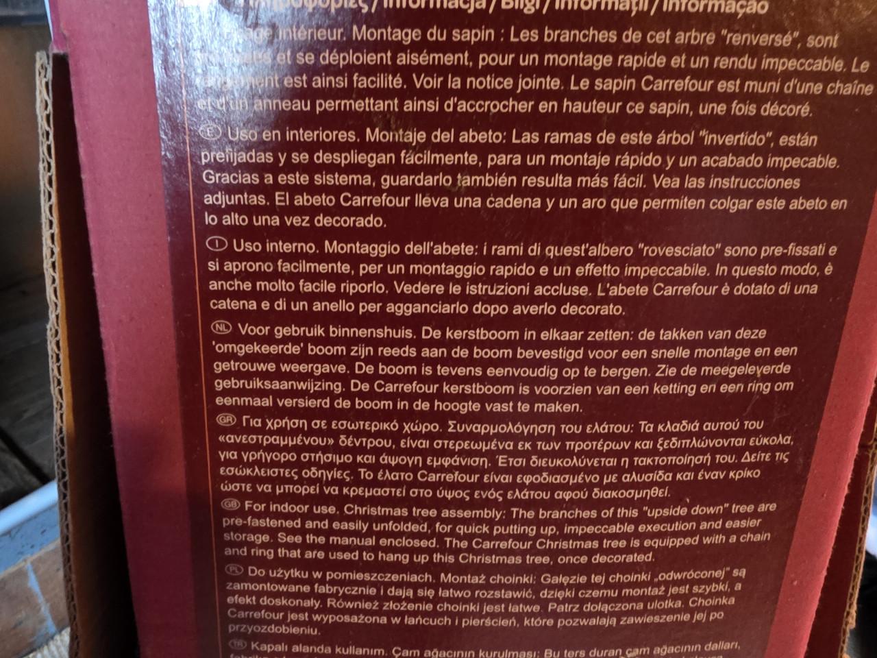 Op zijn kop hangende kunst kerstboom