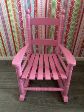 Klein houten schommelstoeltje roze