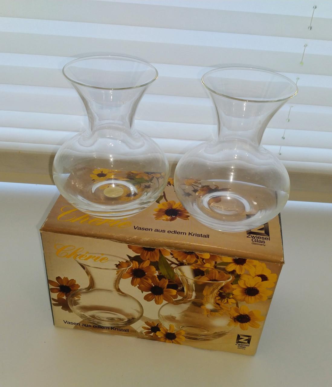 Set van twee glazen vaasjes