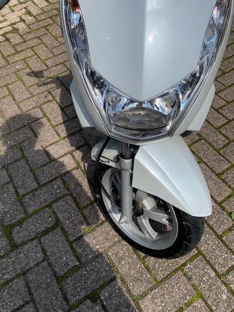 Peugeot kisbee brom mooiste kleur parelmoer wit met weinig km 899 euro