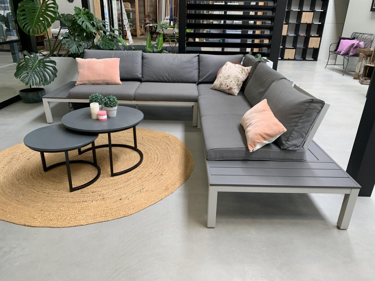 Alminium loungeset donker grijs met licht grijs, met tafels en kussens.