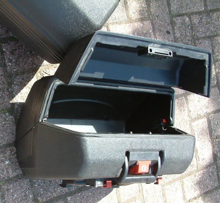 Koffers  2 stuks L en R  geen sleutel kan wel dicht /open met nep sleutel