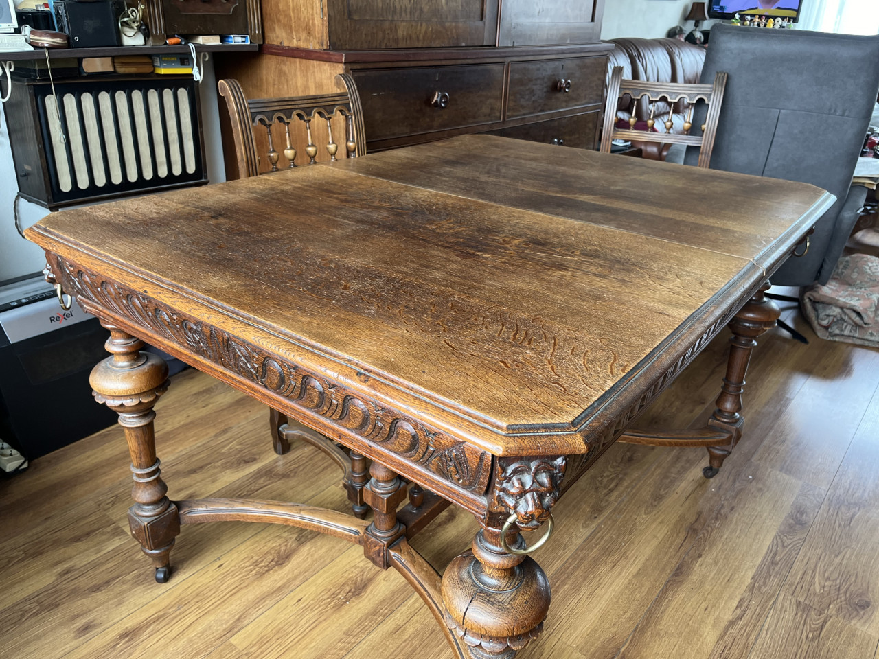 Eikenhouten Mechelse tafel met leeuwenkoppen, 4 stoelen