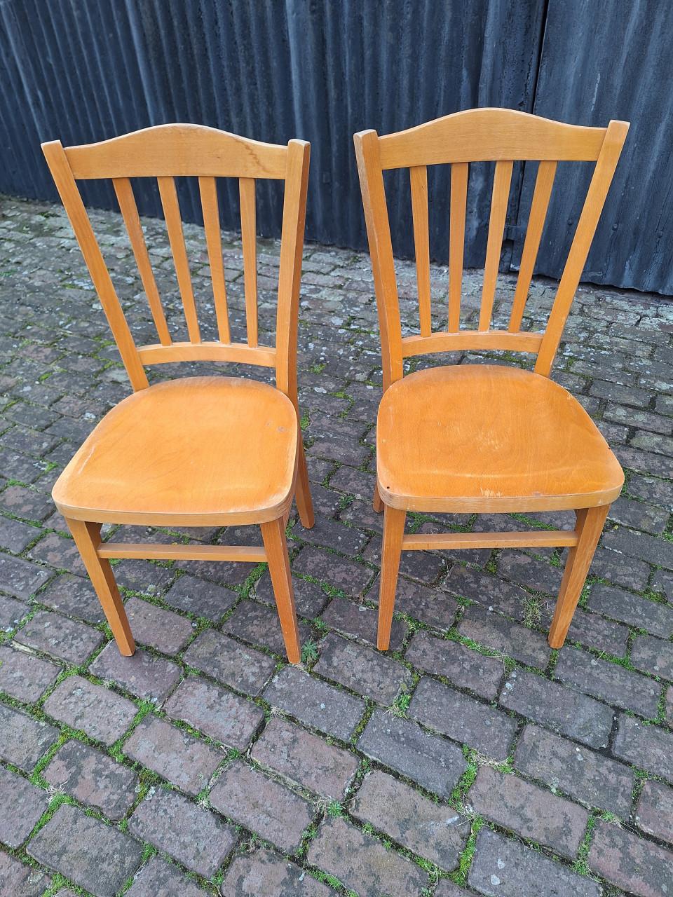 2 houten stoelen