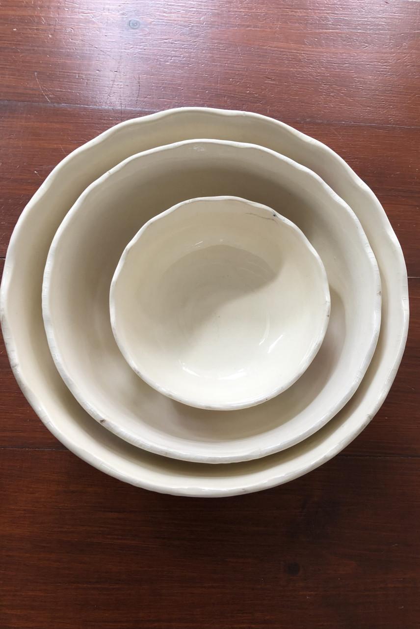 Mooi set brocante schalen met bloemmotief en golvende rand