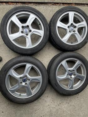 Set originele Volvo velgen met winterbanden.