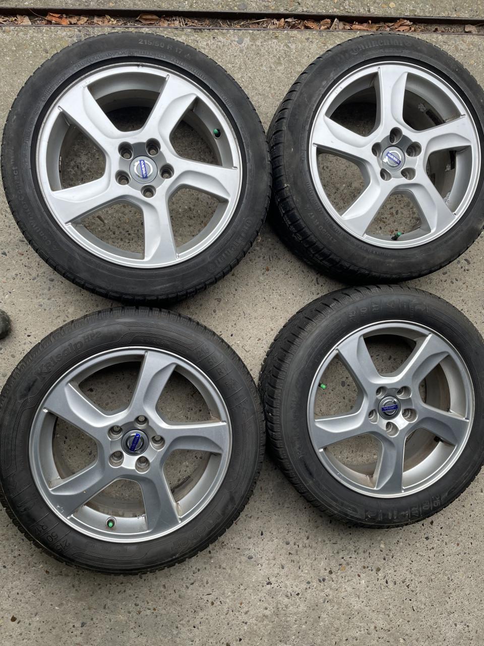 Set originele Volvo velgen met winterbanden.
