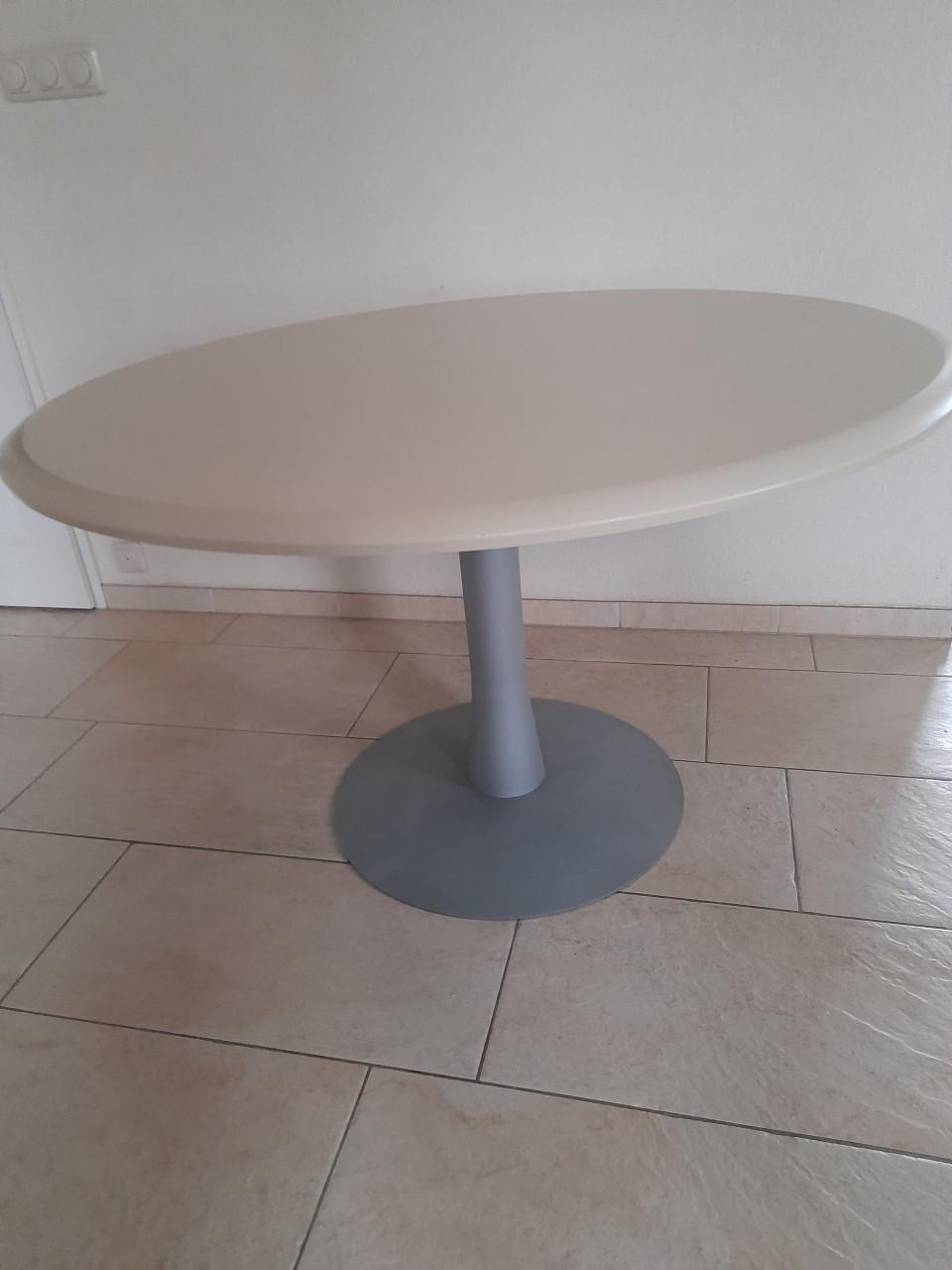Stevige ronde tafel 120 x 72H (in goede nette staat )