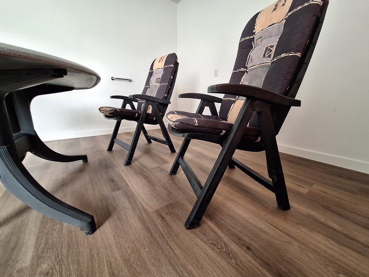 Tuinstoelen met ovale tafel