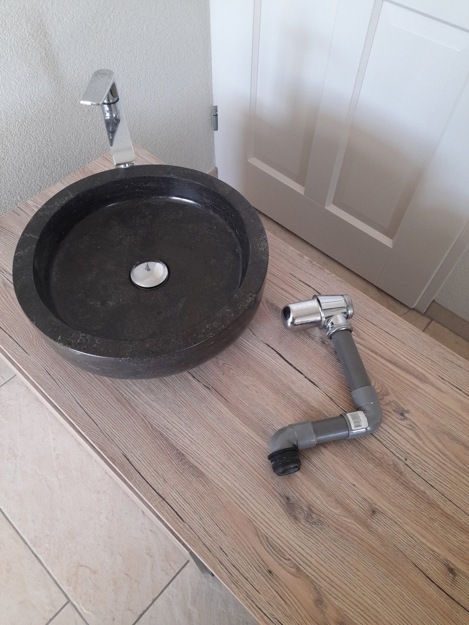 Badkamer meubel met waskom en kraan ( in goede nette  staat )