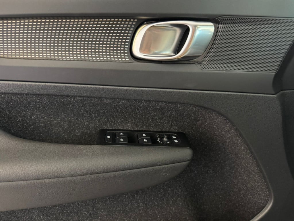 Volvo XC40 1.5 t4 recharge r-design black edition