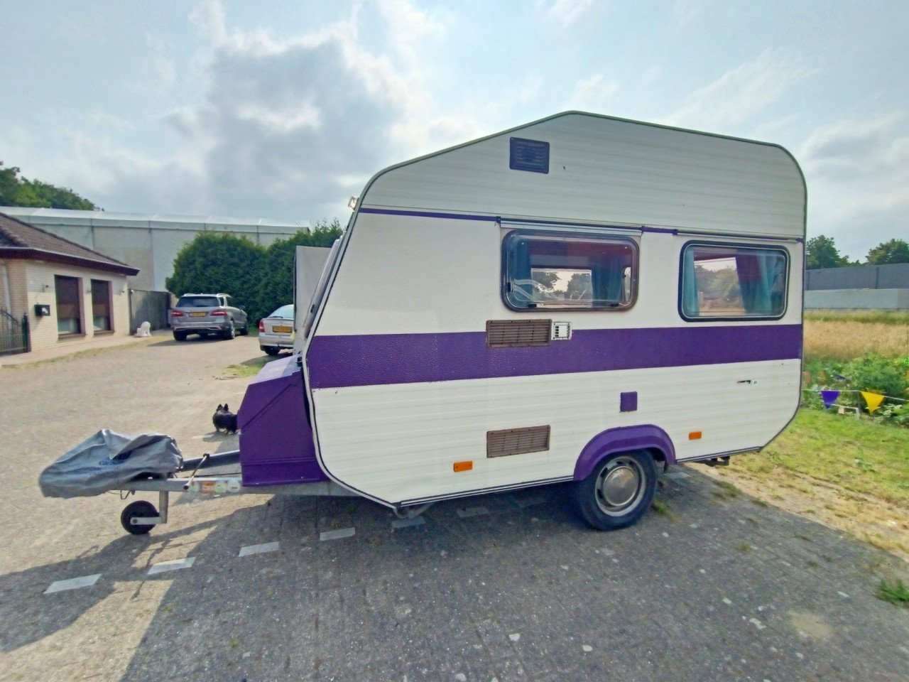 Mooie gepimpte retro Avento met voortent en luifel