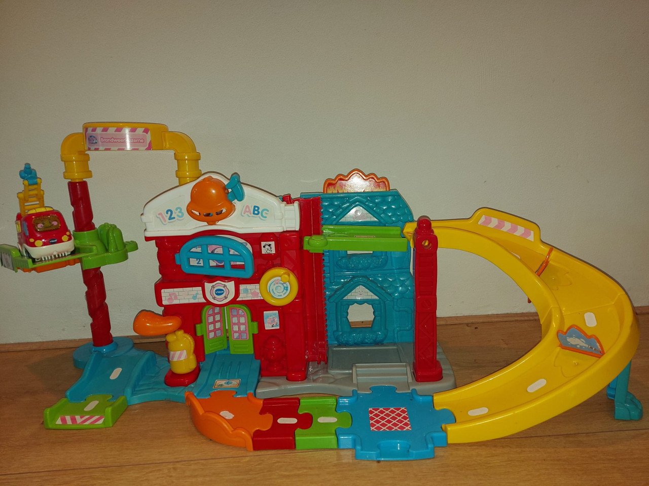 Z.g.a.n. Vtech Toet Toet Auto's - Brandweerkazerne incl. Bas Brandweer