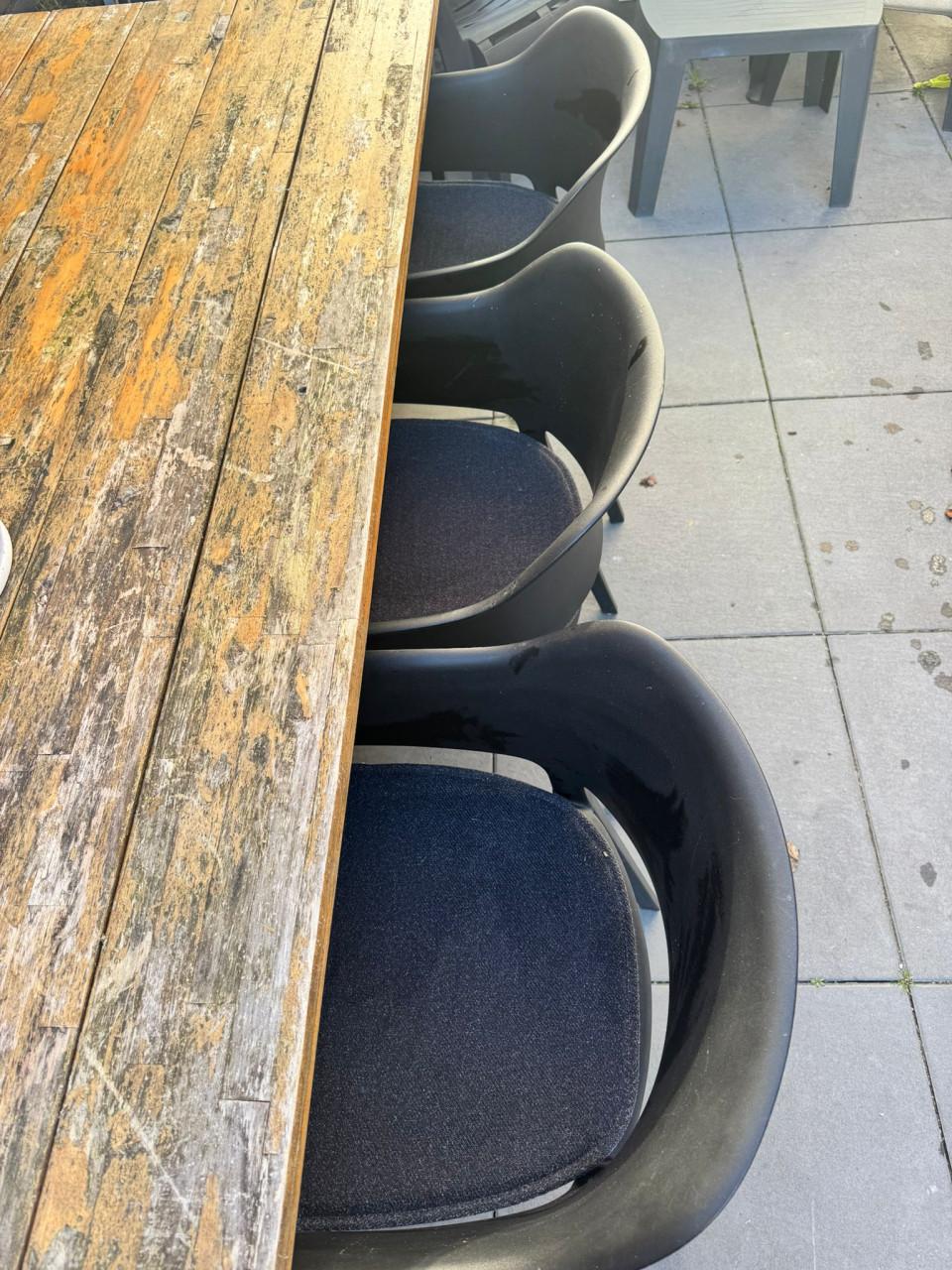 Buiten eethoek met bankje en stoelen