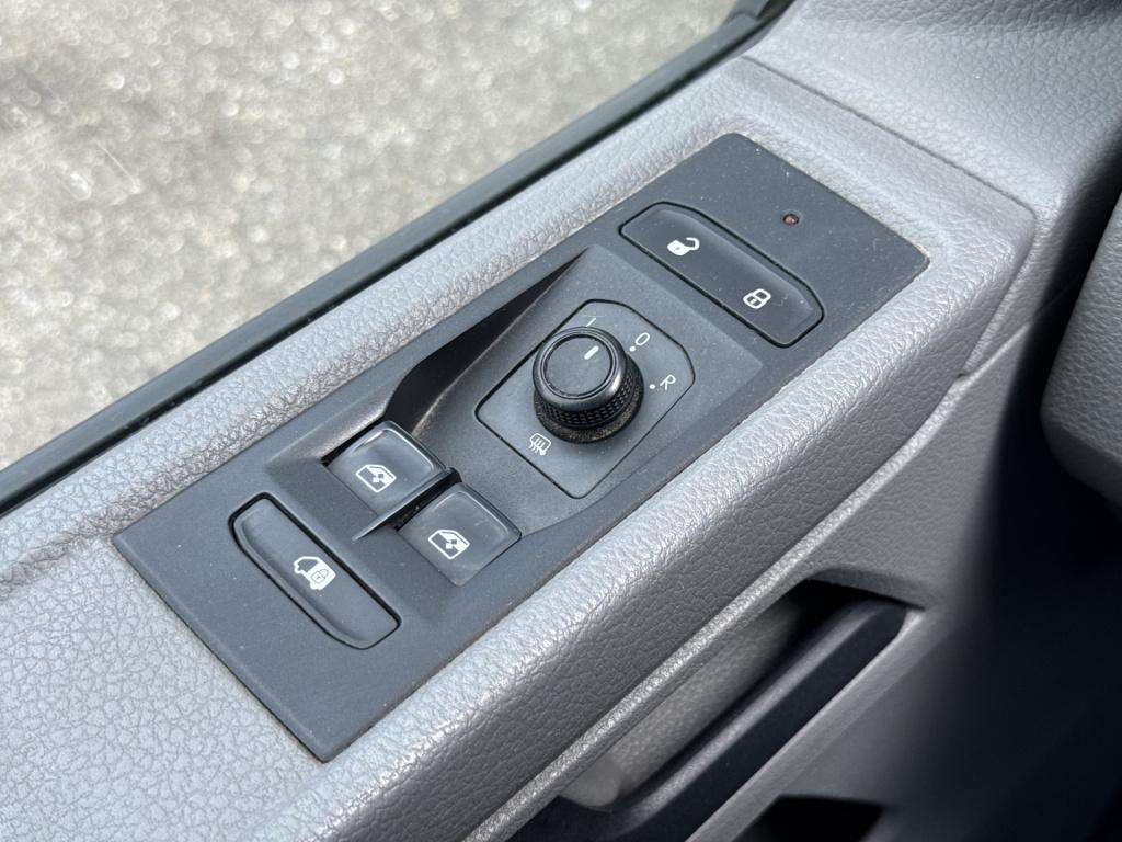 Volkswagen Transporter 2.0 tdi l1h1 28 | led | trekhaak | navi | carplay | 