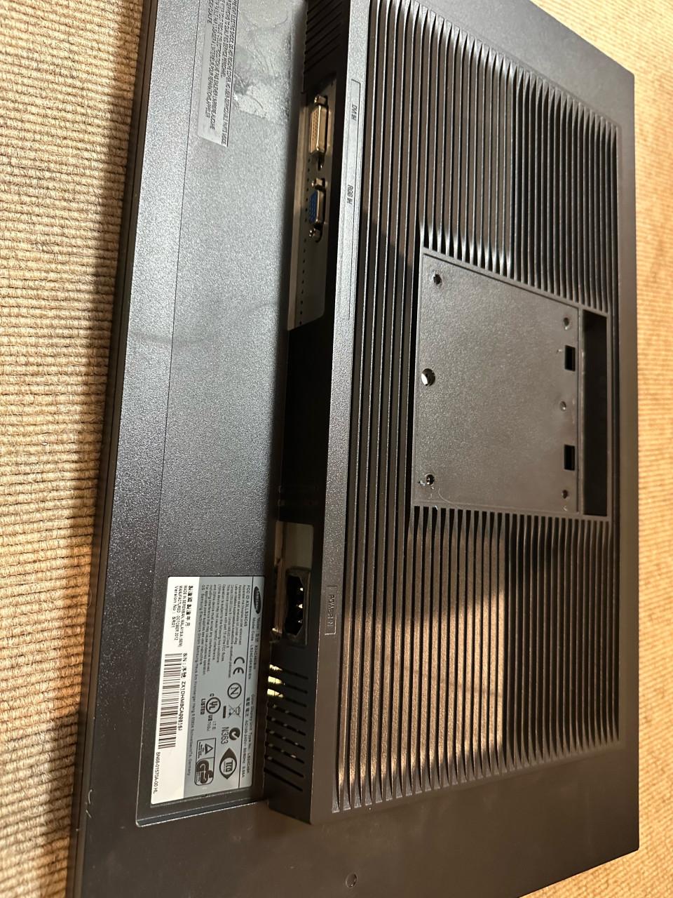 Drie monitors (2 Dell, 1 Samsung) met arm en standaards