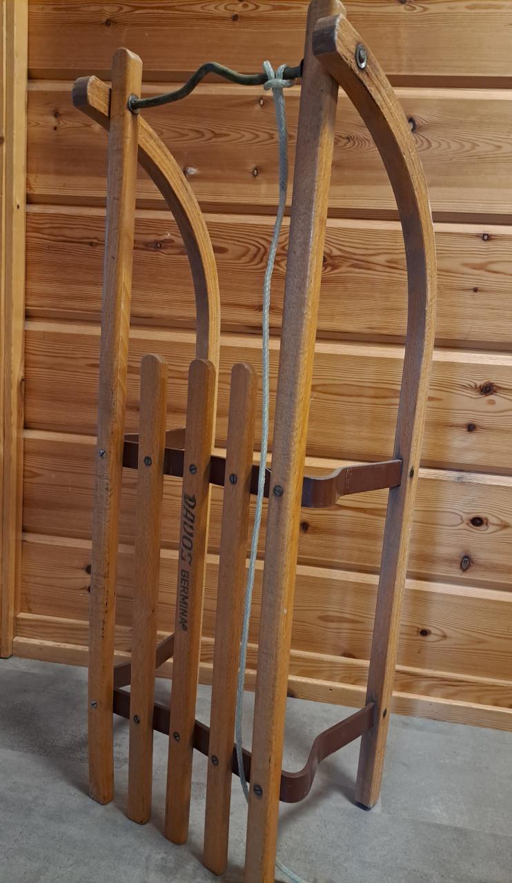 Oerdegelijke houten slede merk Davos