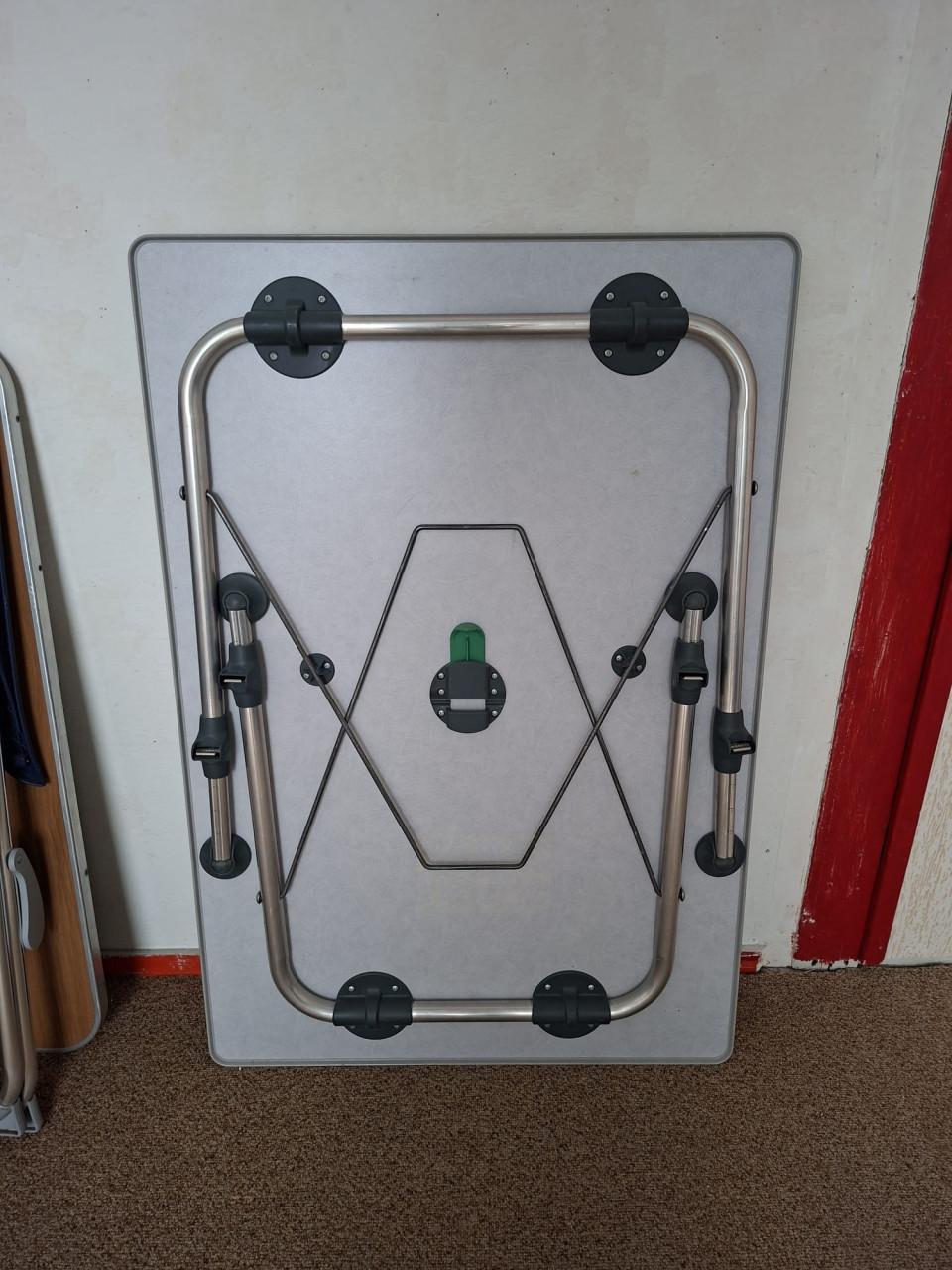 Camping tafel en stoelen.