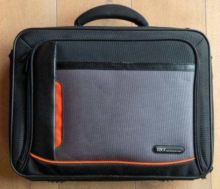 Zwarte Ebox laptoptas met veel vakken en draagriem z.g.a.n.