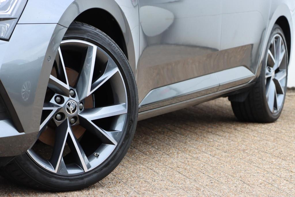Skoda Superb combi 1.4 tsi iv sportline business 218pk dsg6
