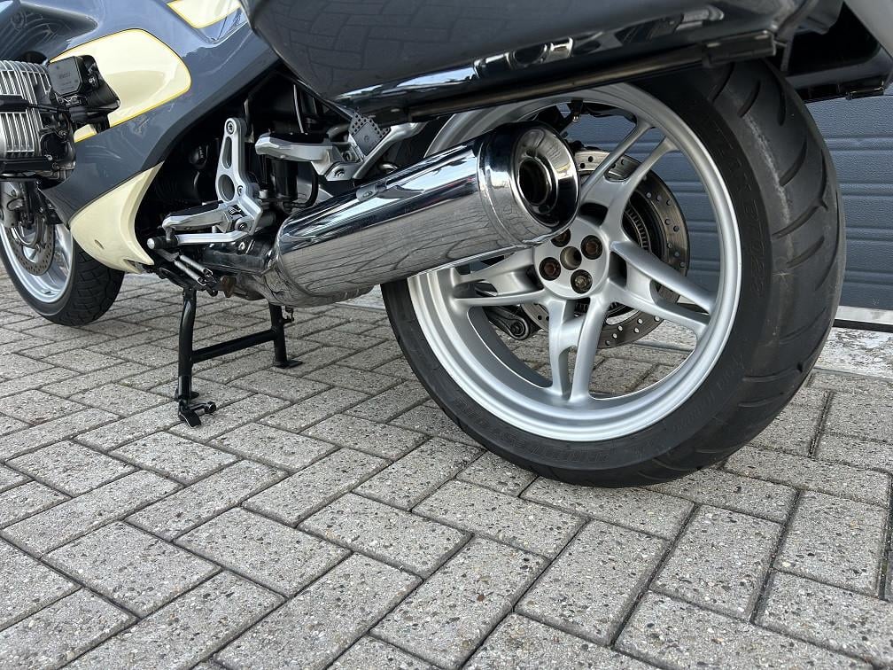 Puntgave BMW R1150RS uit 2003 met slechts 50dkm, kofferset etc, €2250,-