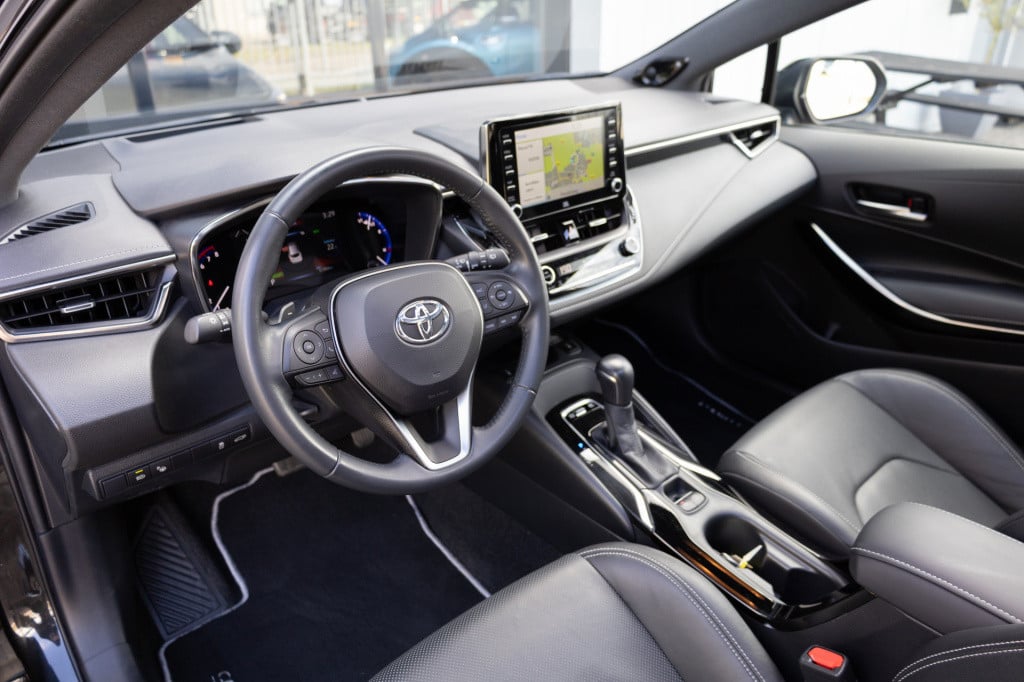 Toyota Corolla Touring Sports 2.0 hybrid executive ✅cam✅hud✅pano✅leder