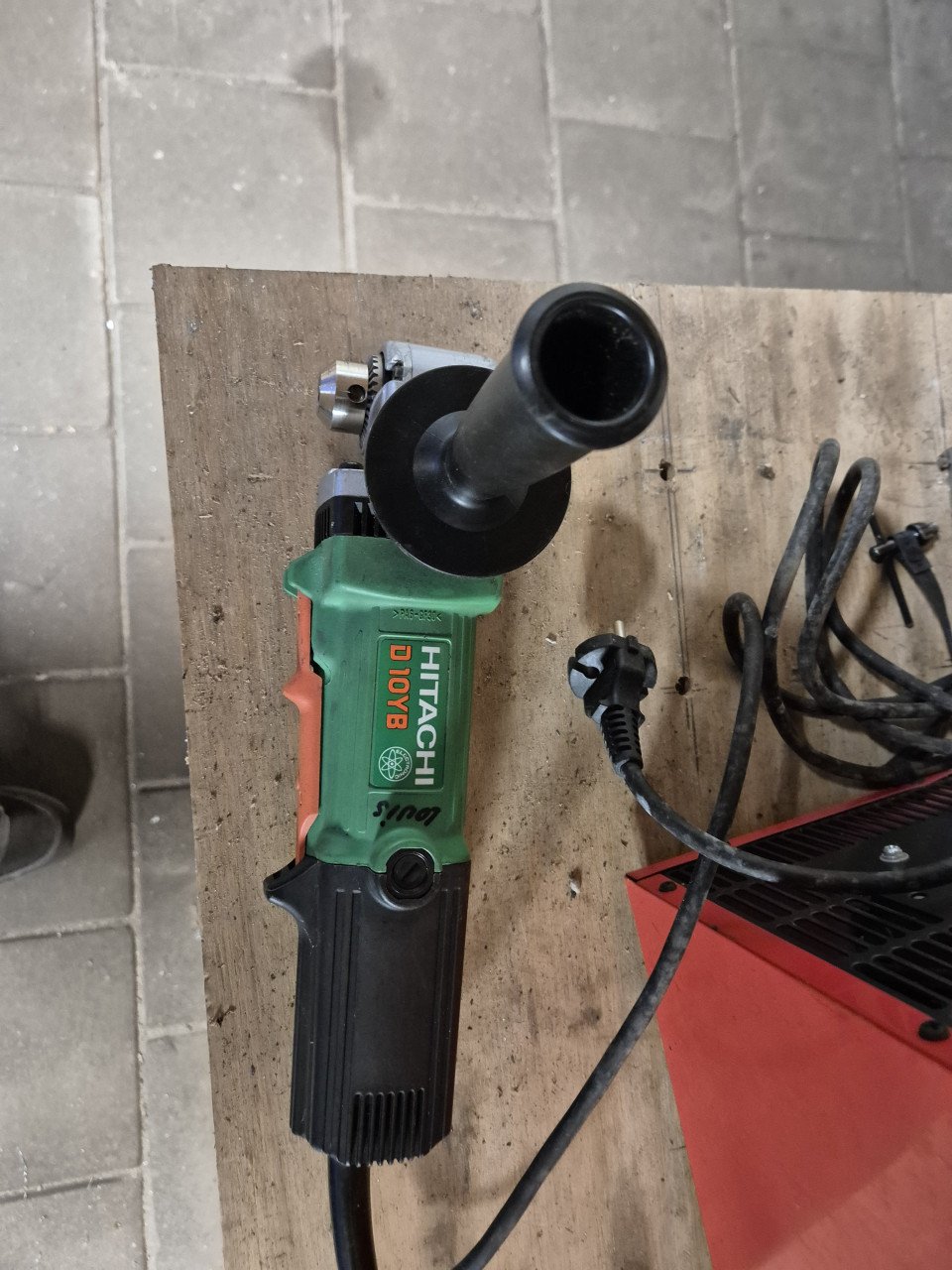 Hitachi haakse boormachine