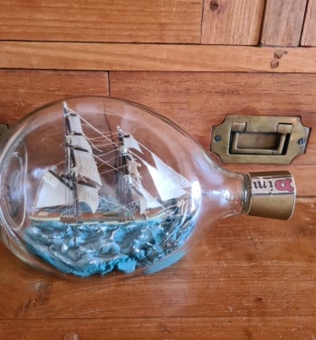 Vintage handgemaakt bootje in een Dimpel fles