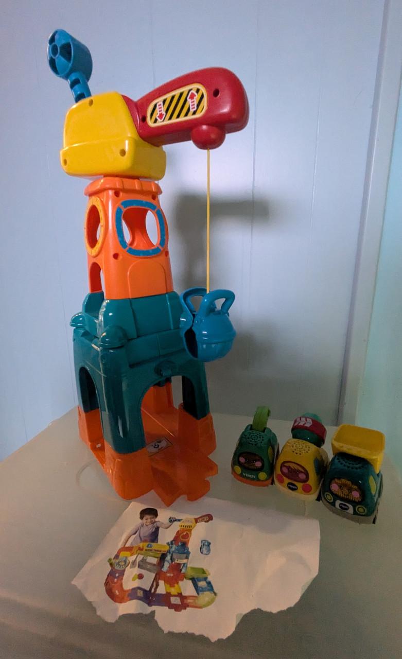 Toet toet bouwplaats met 3 auto's