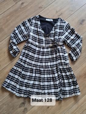 Leuk zwart-wit geblokt jurkje van Zara in maat 128.