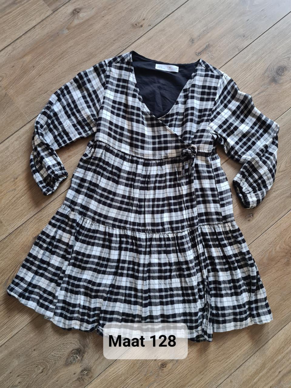 Leuk zwart-wit geblokt jurkje van Zara in maat 128.