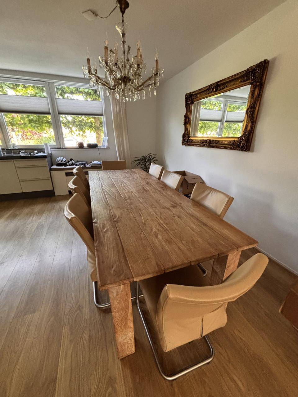 Robuuste houten eettafel met stoelen!
