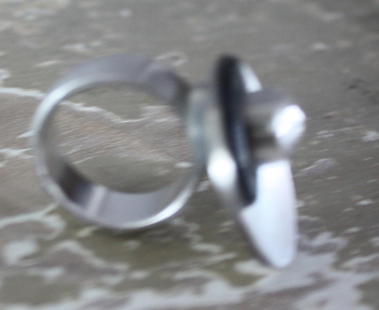 Zilverkleurige ring met met steen