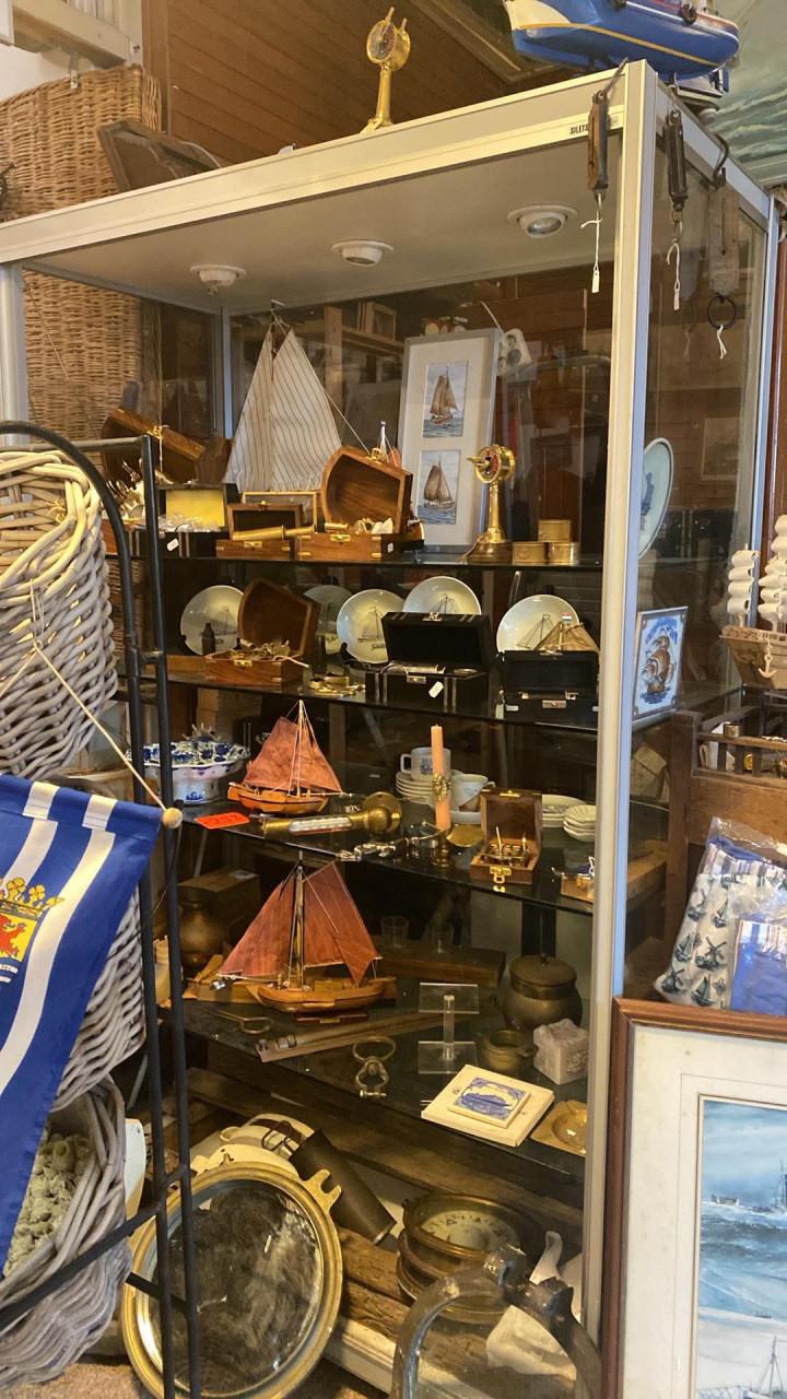 Winkelinventaris en restanten souveniers