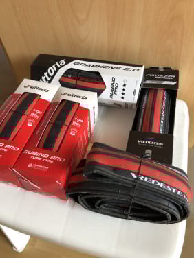 Koopje, wielren schoenen en racefiets banden, wegens beëindiging hobby.