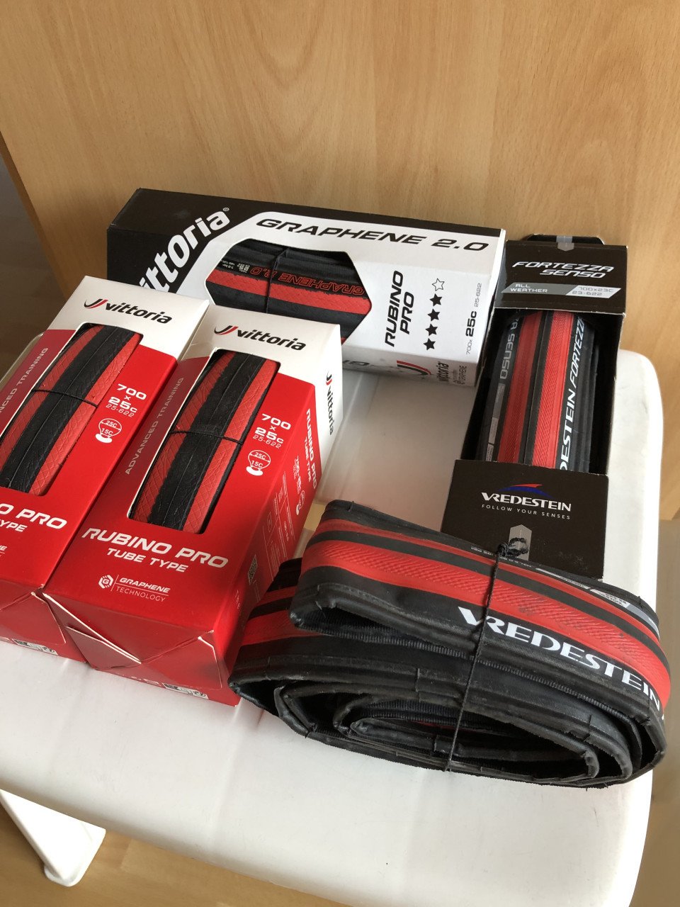 Koopje, wielren schoenen en racefiets banden, wegens beëindiging hobby.