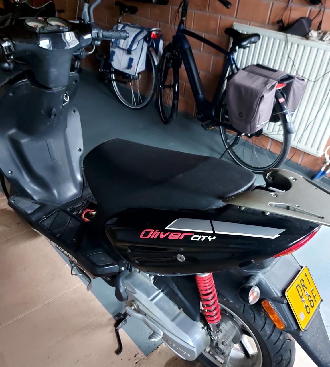 Scooter oliver city  geel kenteken met 3100 km op teller