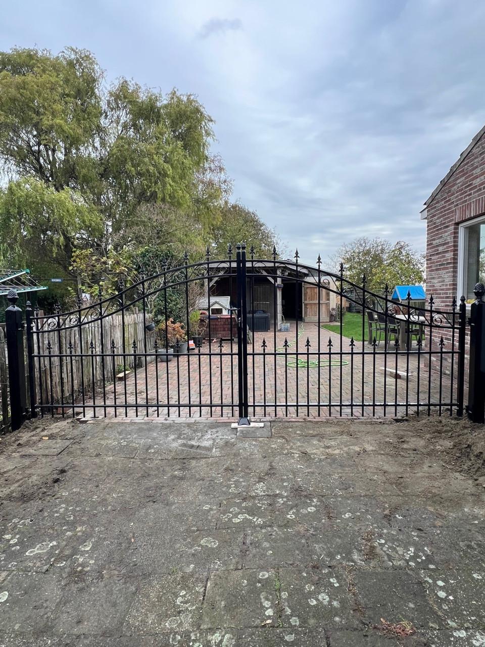 Nieuw: Direct uit voorraad leverbaar Inrijpoort 400 cm breed.