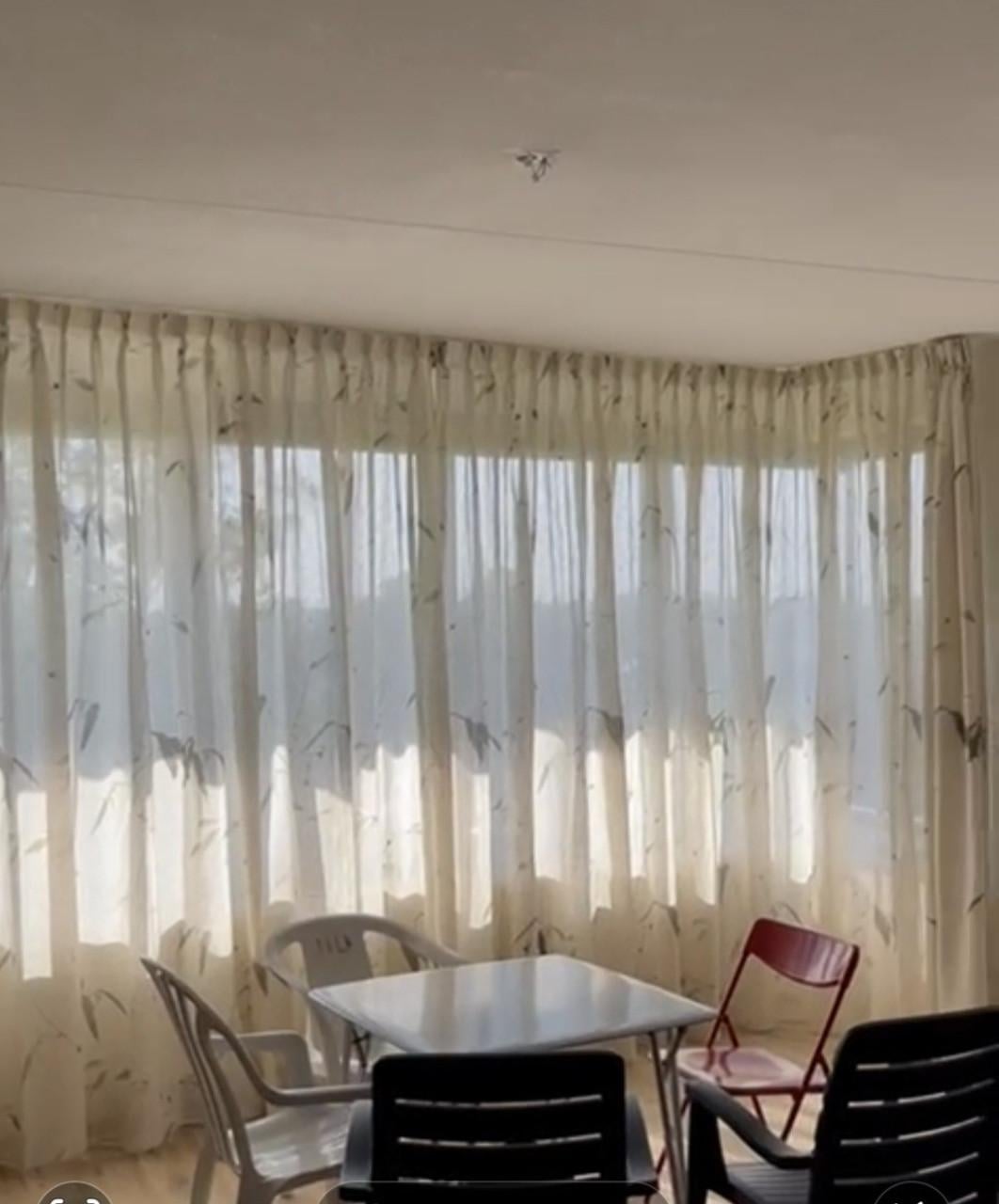 In between gordijnen